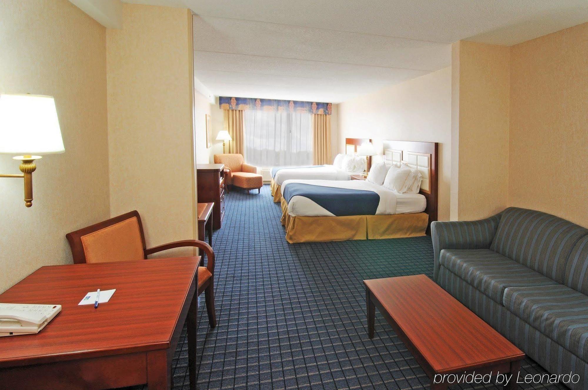Holiday Inn Express & Suites - Belleville, An Ihg Hotel Zimmer foto